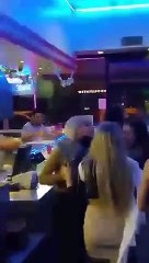 Ivre, Une fille se coince la tête dans une poubelle