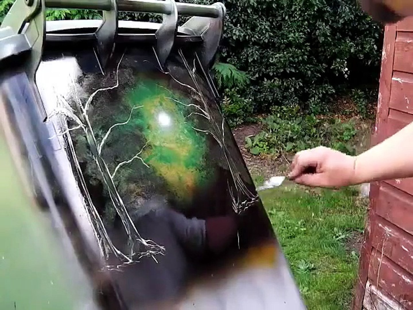 Ce qu'il va peindre sur cette poubelle est juste magnifique - Vidéo  Dailymotion