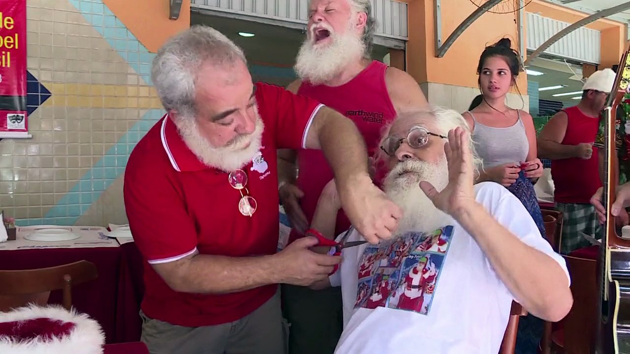 Weihnachtsmänner von Rio stutzen ihre Bärte
