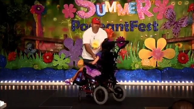 Lei vuole ballare con suo padre: quando lui la solleva, tutto il pubblico è in lacrime