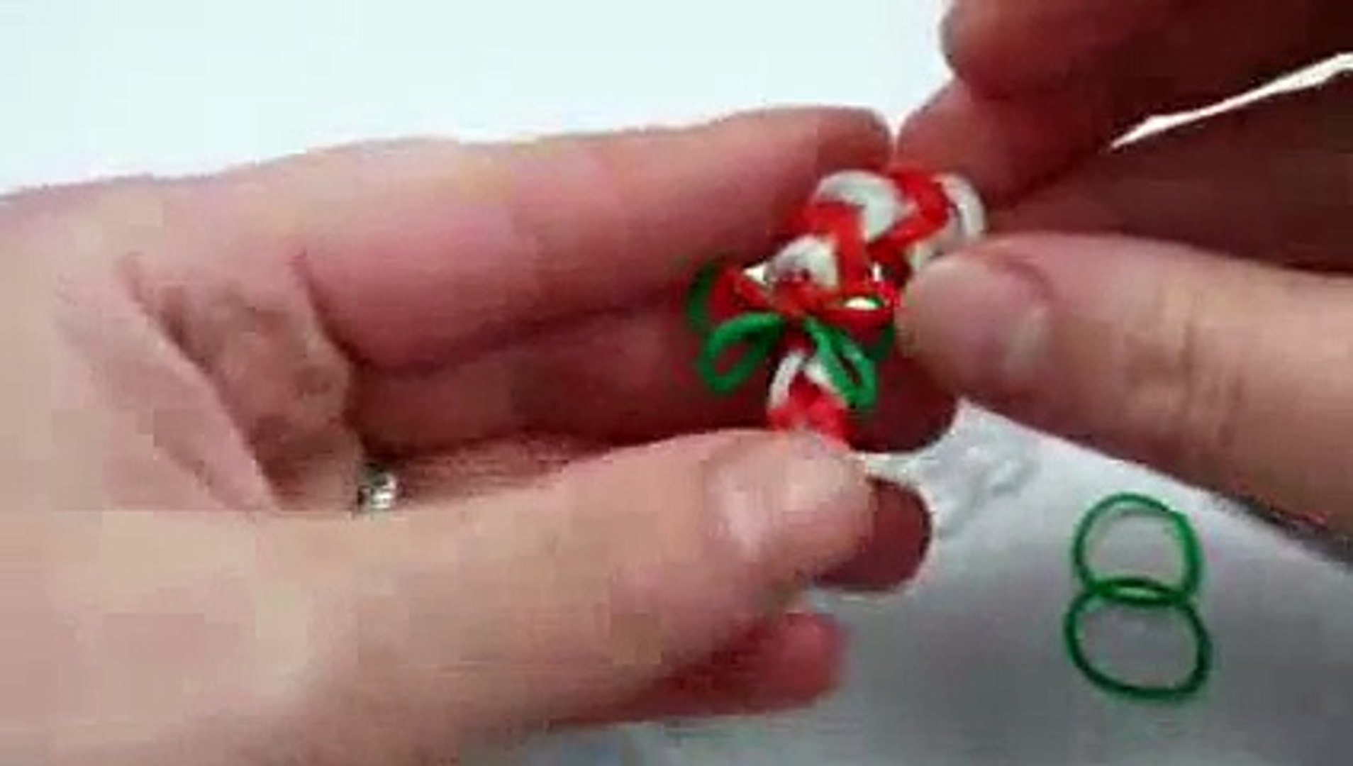 ⁣Новогодний Леденец На КРЮЧКЕ Без Станка.Плетение из резинок Видеоуроки.  - Rainbow Loom Charm