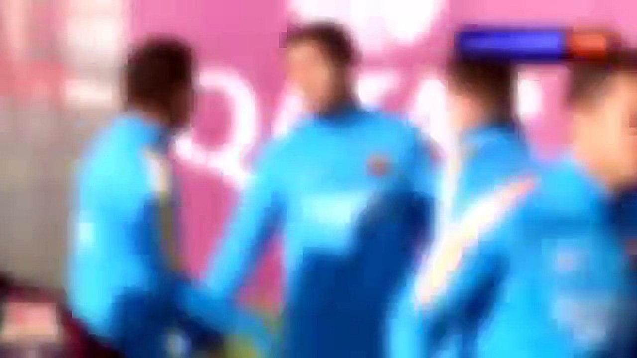 Messi y Luis Suárez se sorprenden con el nuevo look de Neymar • 29-12-2015