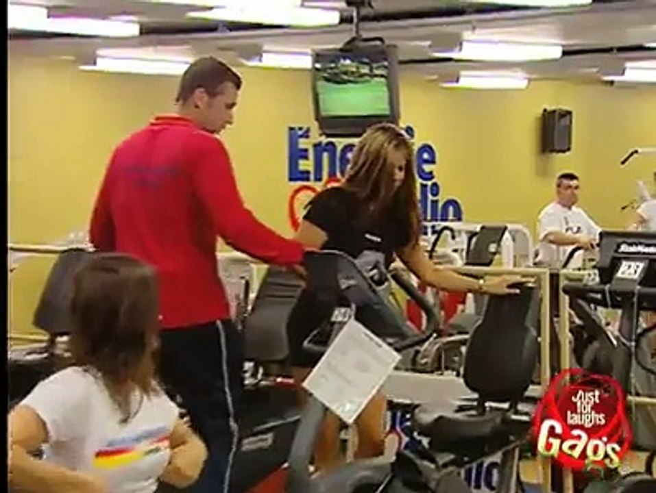 Watch the girl in gym very funny