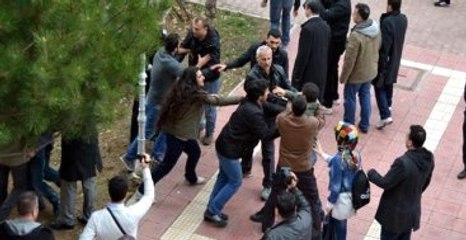 Üniversitelinin Polise Atmak İstediği Patlayıcı Elinde İnfilak Etti: 4 Yaralı
