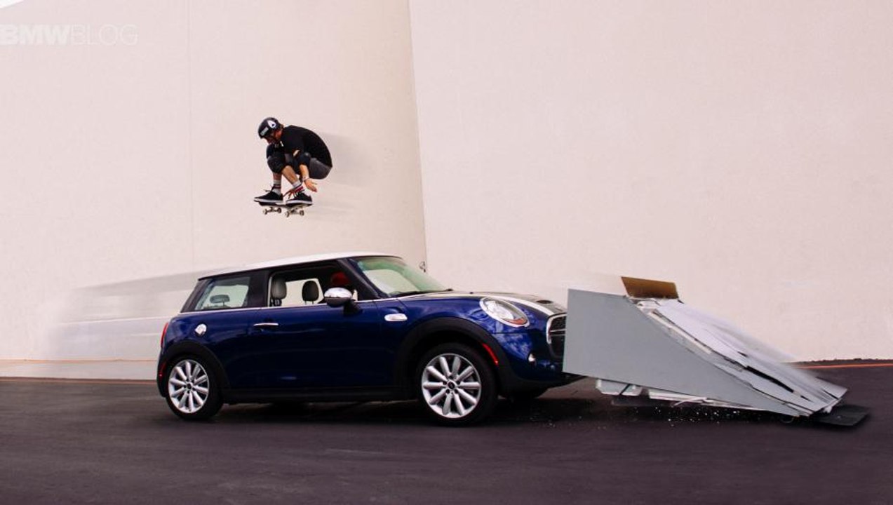 Tony Hawk saute par dessus une voiture en pleine accélération