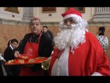 Napoli - Il cardinale Sepe serve alla tavola dei poveri (29.12.15)
