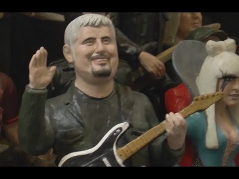 Napoli - La statuetta di Pino Daniele è la più richiesta per il presepe (24.12.15)