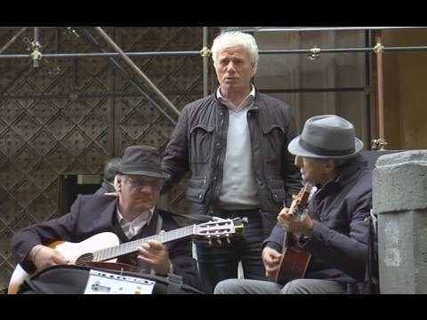 Napoli - Natale, i turisti affollano la strada dei presepi (24.12.15)