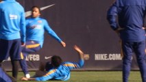 Barcelone - Dani Alves donne tout à l'entraînement