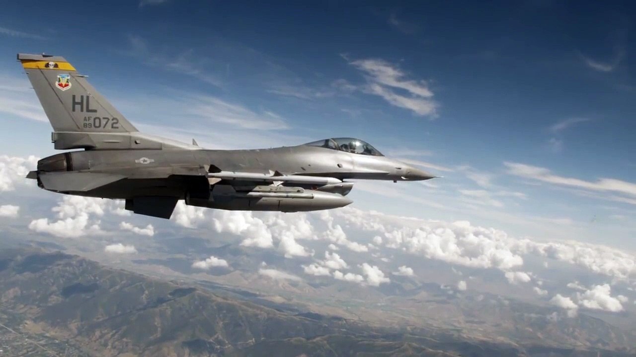 The Best and Deadly US Airplanes Flying Together F 35 and F 16 Close Flight