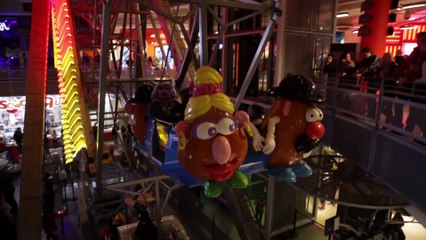 Tour The Surreal Wasteland That Is The Times Square Toys R Us, Closing Today