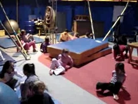 Graine de cirque - Les enfants font l'araignée - 1