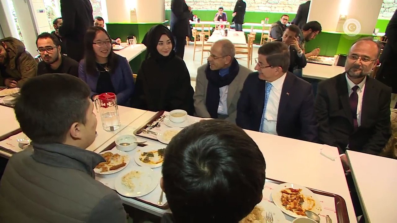Başbakanımız, cuma namazını kıldığı İstanbul Şehir Üniversitesi'nde öğrencilerle bir araya geldi.