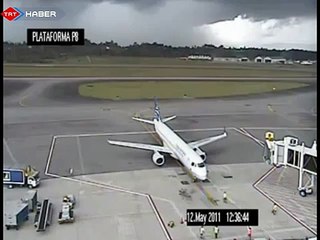 Uçağın Kuyruğuna Yıldırımın Düşme Anı