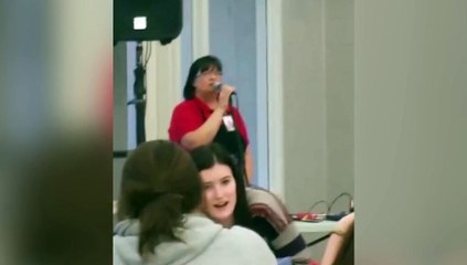 Cocinera de colegio se luce cantando y deja en shock a alumnos
