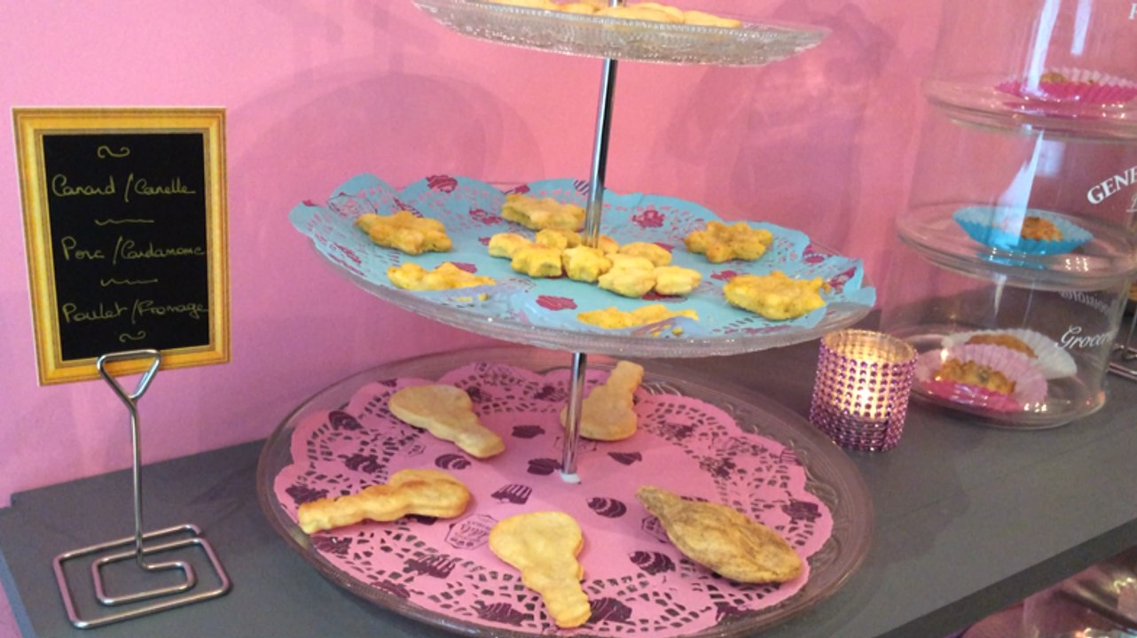 Dans sa boutique, Laurence cuisine des gourmandises pour chiens et chats