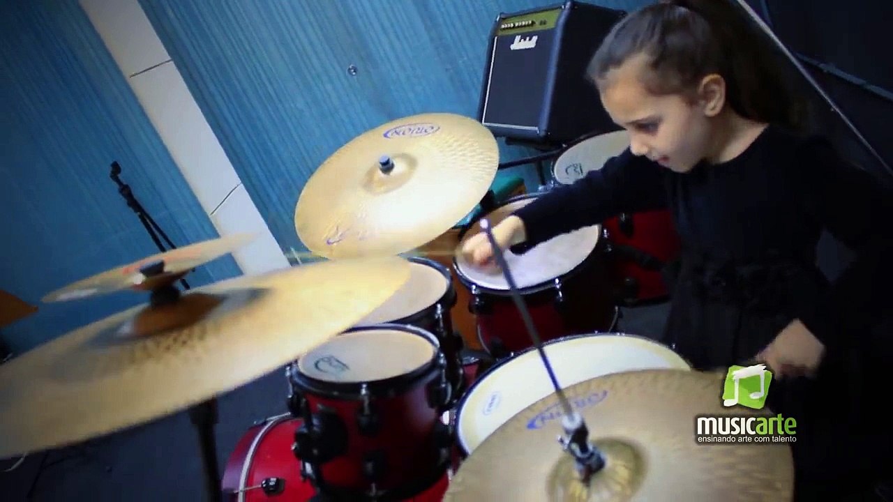 A 5 ans, elle reprend Master Of Puppets de Metallica à la batterie !