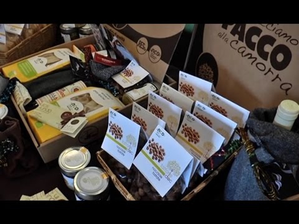 Napoli - "Facciamo un pacco alla camorra" per il Natale (30.11.15)