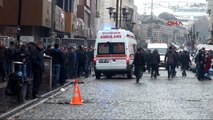Diyarbakır Caddede Yasak Kalktı, Esnaf Çatışma Yüzünden İşyerini Açamadı