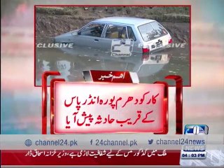 Car plunges into canal in Lahore