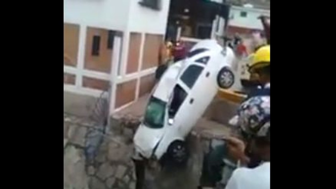 Régis dépanne une voiture tombée dans une rivière