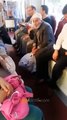 Metroya ilk defa binen Yaşlı Amca Gülme Krizi