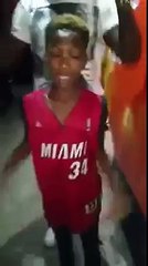 Menino que consegue girar o pescoço em 180º