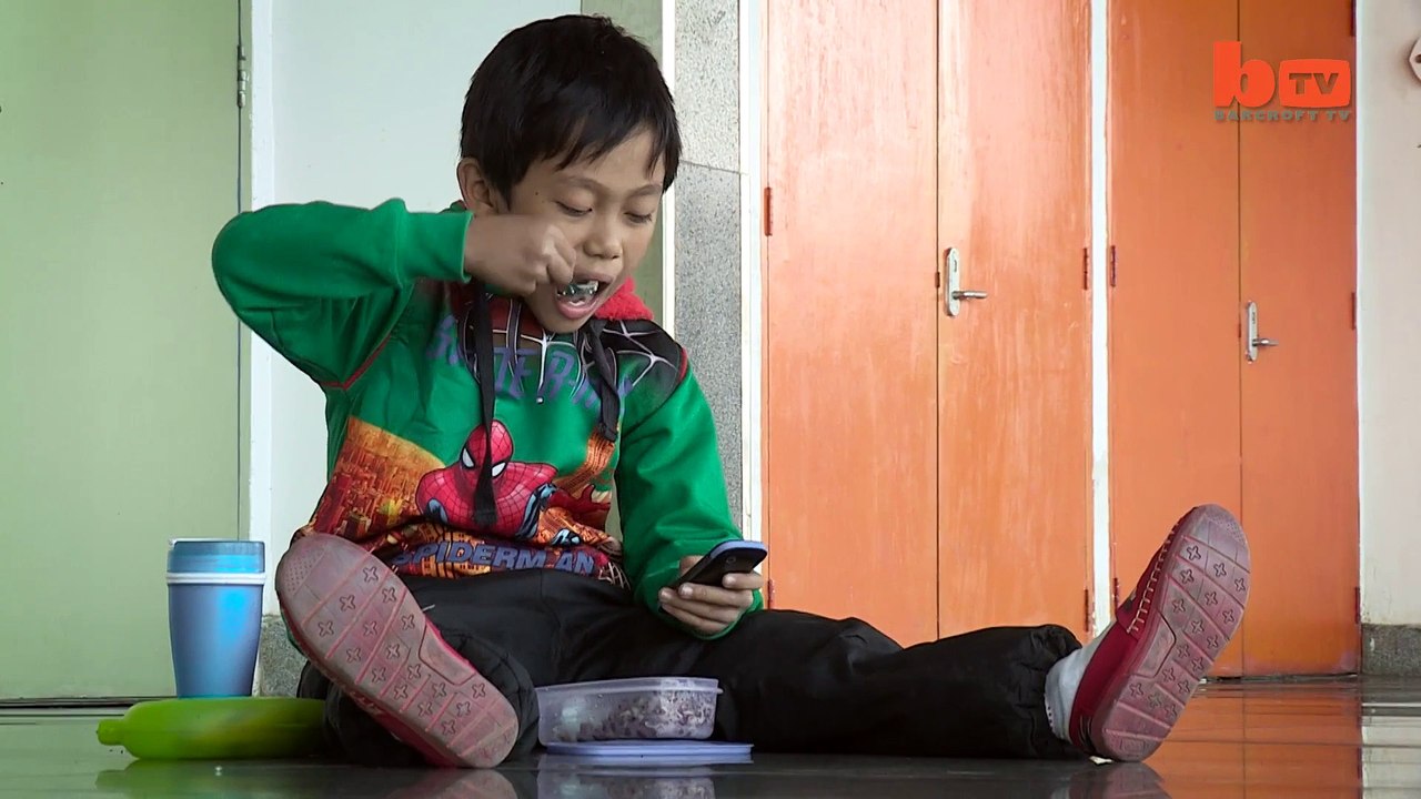 A 7 ans, il bat le record du monde de limbo en patin à roulettes
