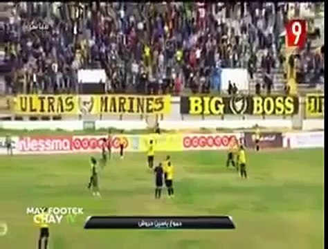 Un arbitre de Foot tunisien se met à pleurer alors qu'il se fait insulter par les supporters dans le satde