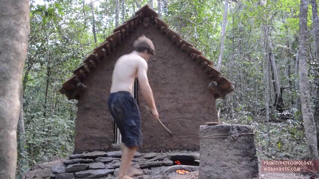 Il fabrique une petite maison de ses mains avec les moyens du bord et ce que lui fournit la foret