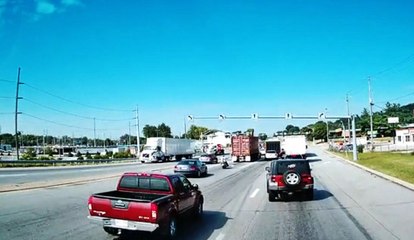 Sürücü Aniden Diğer Şeride Geçince Tıra Çarptı