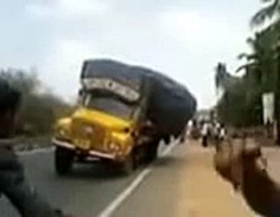 Live Truck Accident in Kerala India - Funny Indian Truck Accident Video