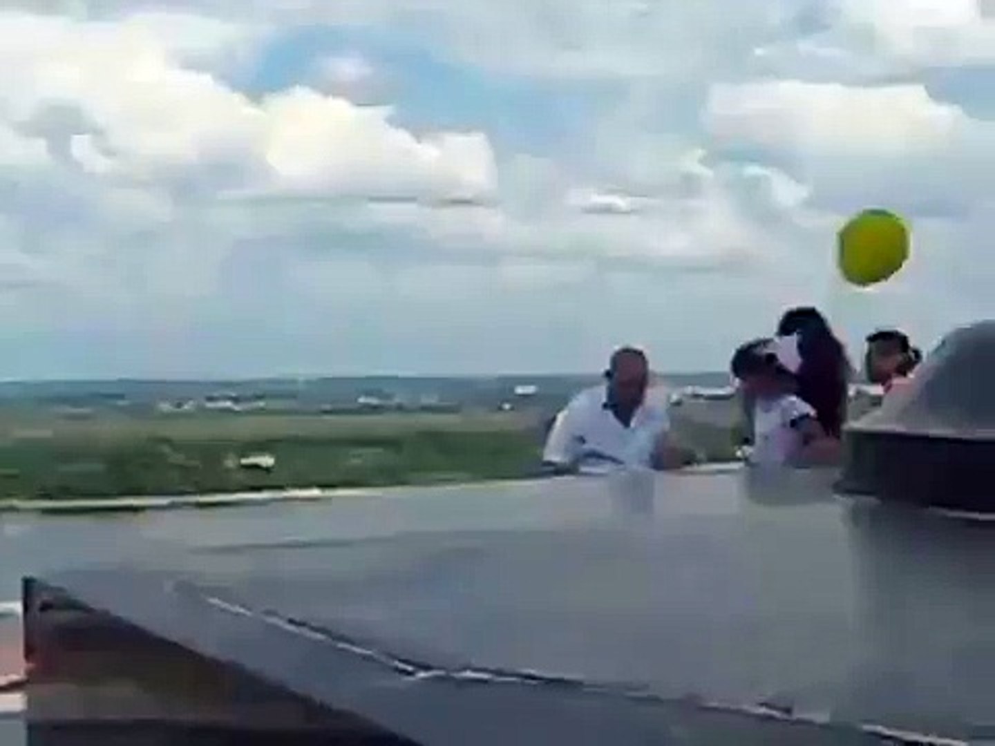 ⁣Мам, там такой лысый сидит, вааласов нет башка голая УГАР))
