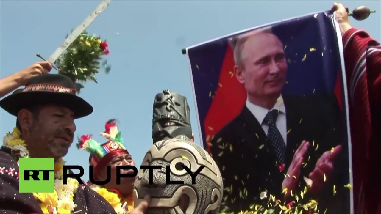 Des chamans péruviens exécutent les rituels du Nouvel an pour Poutine, Obama et Trump