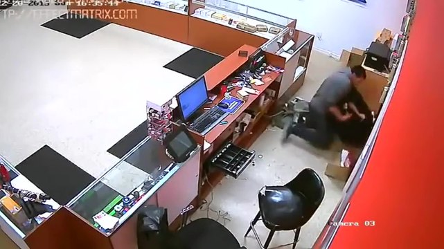 Le gérant d'un magasin récupère l'arme de son braqueur