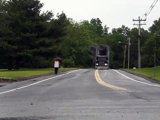 Грузовики на дорогах.