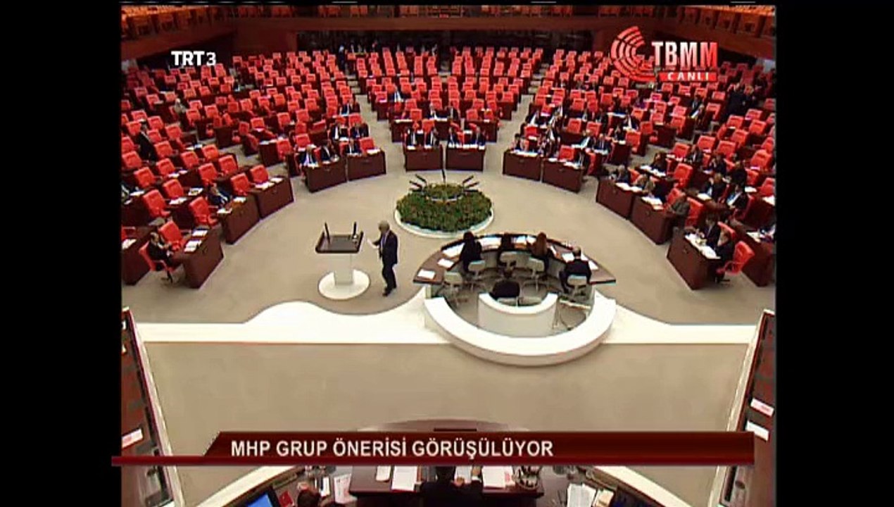 MITHAT SANCAR BIR COK ÜNÜVERSITEDE FASISTLER SATIRLARLA ÖGRENCILERE SALDIRIYOR