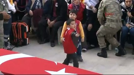 Bu görüntü yürekleri yaktı! ''Bak bu benim babam''