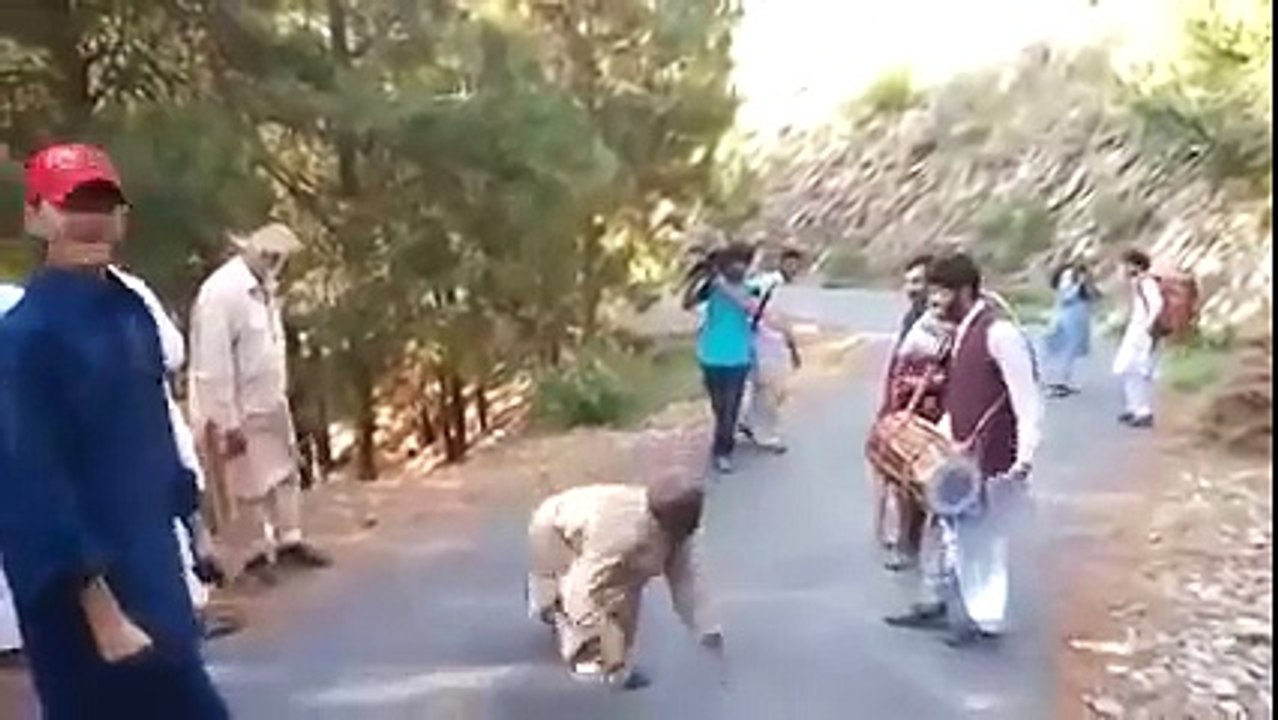 Pashto funny dance video - pathan mast dancing