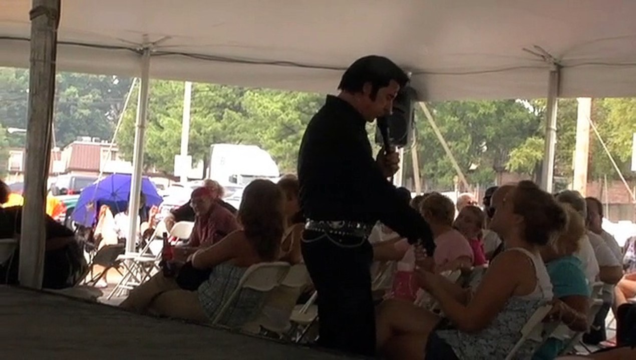 Lou Jordan sings 'Suspicious Minds' Elvis Week 2007