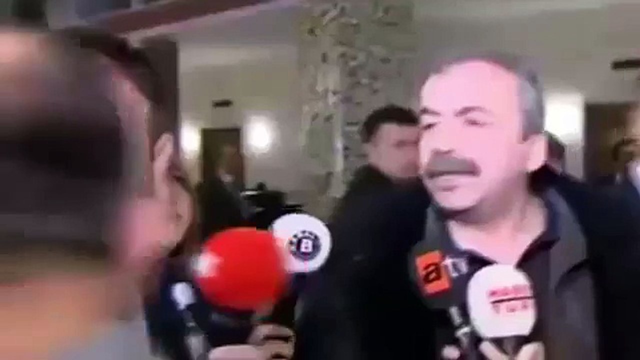 Sırrı Süreyya Önder Meclis Görevlisini Azarladı