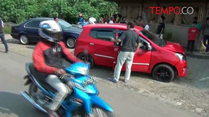 Sopir Melamun, Mobil Tabrak Tiang Lampu Jalan Hingga Roboh