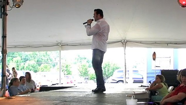 Casper Slee sings 'Bridge Over Troubled Water' Elvis Week 2009