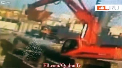 Mechanical Bucket Crashes Onto the Head of a Worker