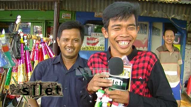 Dede Sunandar Borong Terompet - Silet 31 Desember 2015