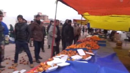 Konya - Pazarcılar, Yer Tartışması Yüzünden Sebze ve Meyveleri Yola Saçtı