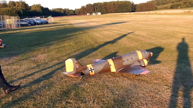 DOUGLAS C 47 SKYTRAIN GIANT RC AIRPLANE MODEL DEMO FLIGHT / RC Airshow Airliner Meeting 20