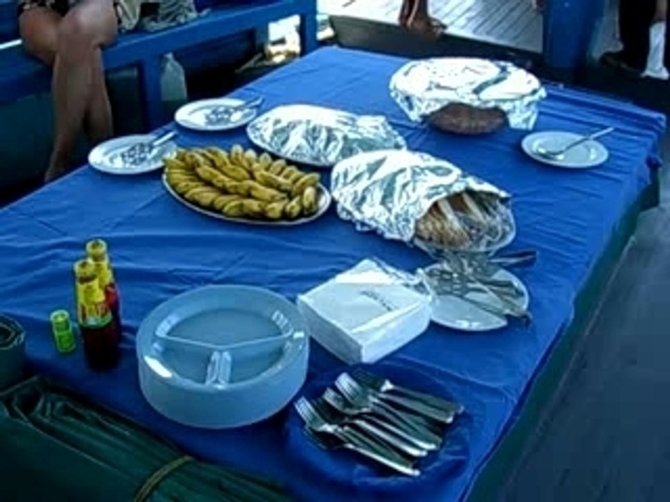 Repas sur un Doni aux Maldives