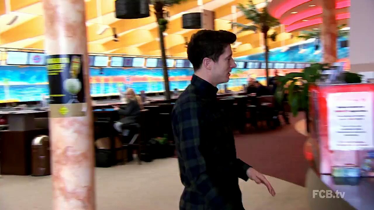 Robert Lewandowski shows his amazing bowling skills