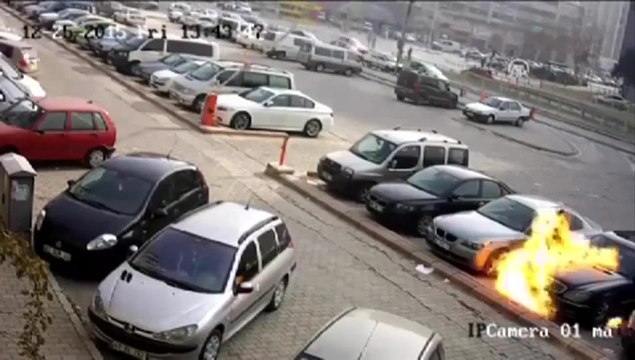 Un client mécontent met le feu à la voiture du vendeur